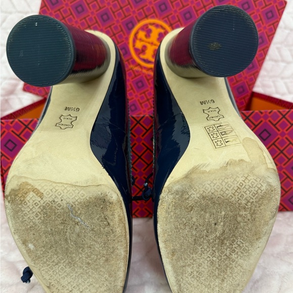 Beautiful Tory Burch navy/ivory Cambridge pump 6.5. - Picture 7 of 13